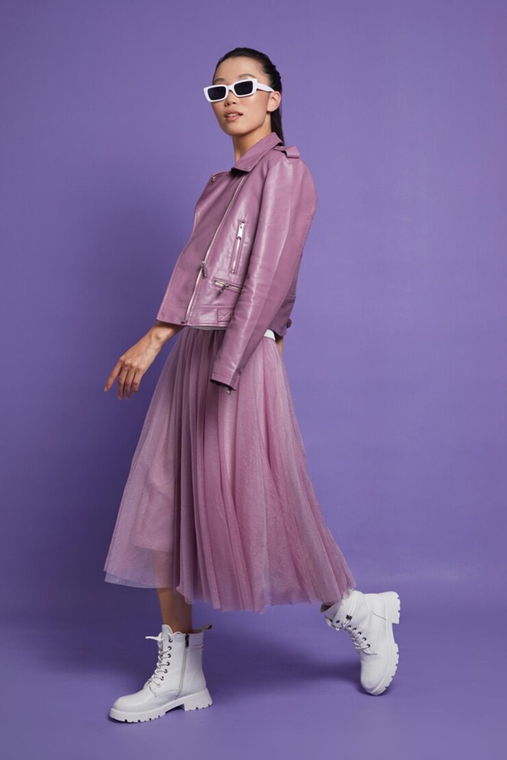 Photo a model wears a purple dress and has a white shirt on it