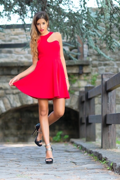 빨간 드레스를 입은 모델