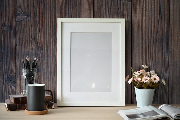 Model witte poster met kantoor aan huis levert over houten muur.