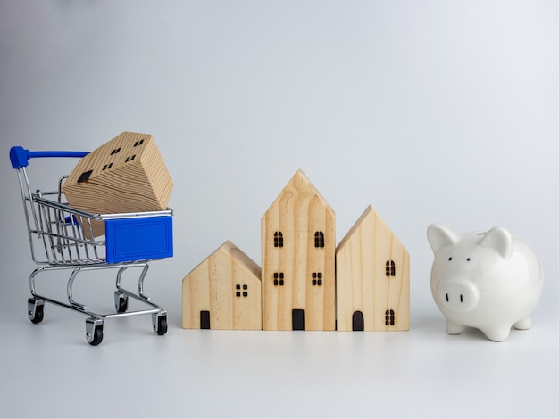 Фото Модель деревянного дома и копилку и корзину. жилищный бизнес-концепция.