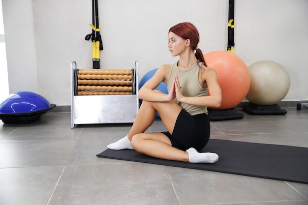 Modelatleet houdt zich bezig met de zaal Yoga op de mat Sport