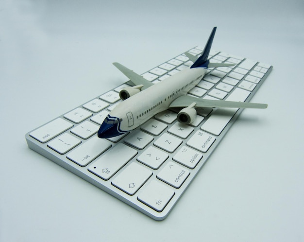 Foto modelvliegtuig op een toetsenbord op een witte achtergrond