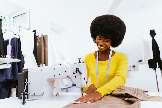 Modeontwerper aan het werk in een kledingstart-up workshop - Kledingkleermaker werkt aan een nieuwe collectie