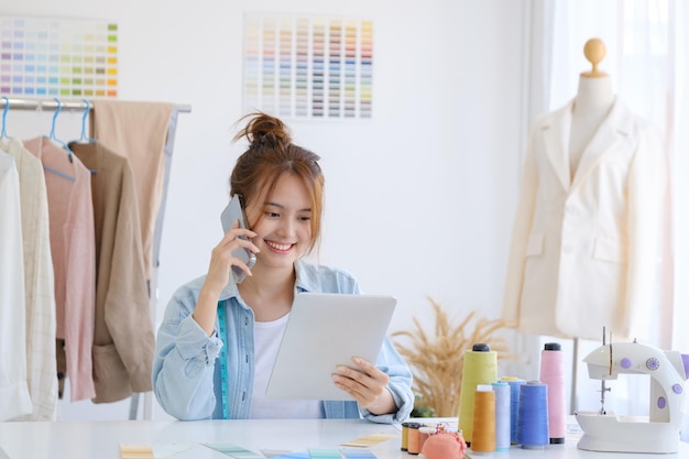 Modeontwerper aan het werk in studio, tekening knippen, jurk naaien