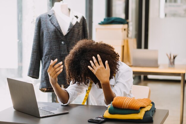 Modeontwerper die aan haar ontwerpen werkt in de studio