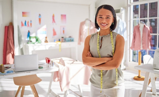 Modeontwerper en portret van een trotse zakenvrouw met een visie op innovatie, creativiteit en trendy kleding Aziatisch klein bedrijf en eigenaar zelfverzekerd en enthousiast over doel in Japan