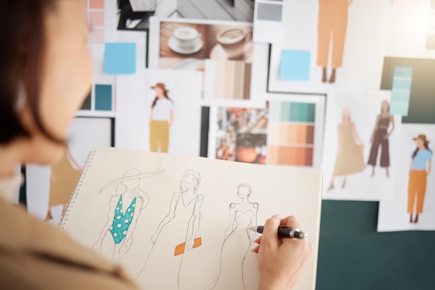 Foto modeontwerper planning en creatieve vrouw schets kleurenpalet en illustratie inspiratie van moodboard artist kledingproductie ontwerp en aziatische werknemer of persoon met tekenontwikkeling