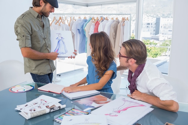 Modeontwerper presenteert zijn gelijkspel aan collega&#39;s