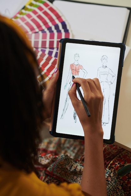 Modeontwerper tekenen op tabletcomputer