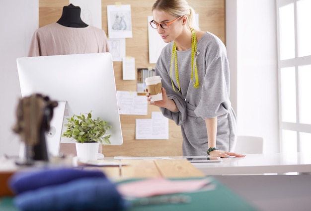 Modeontwerper vrouw naaien met naaimachine