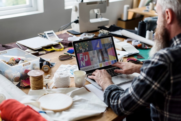 Modeontwerper werken met zijn laptop