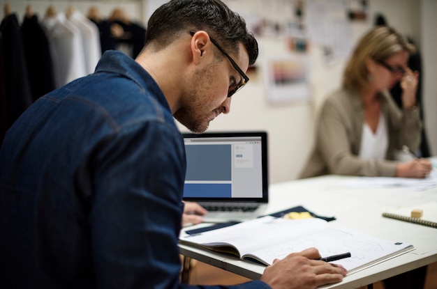 Modeontwerper werkt aan een project