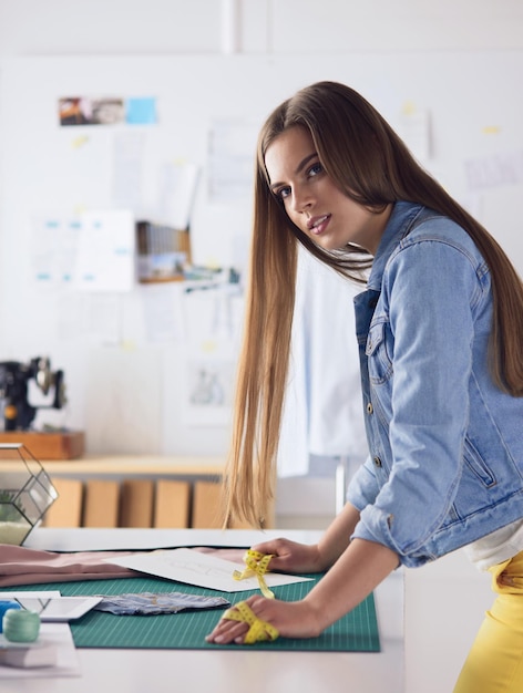 Modeontwerper werkt aan haar ontwerpen in de studio