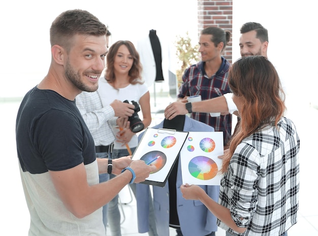 Modeontwerpers bespreken kleurenpalet in de Studio