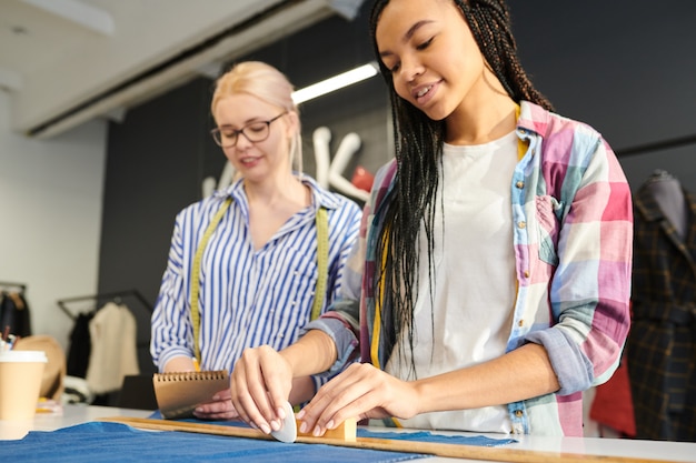 Modeontwerpers maken nieuwe kleding