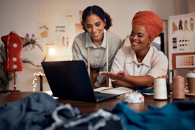 Modeontwerplaptop en samenwerking van ontwerpersteam of zwarte vrouwen die 's nachts praten over planningsvisie en SEO-feedback lezen Ondernemersvrouwen met technologie voor marketingverkoop