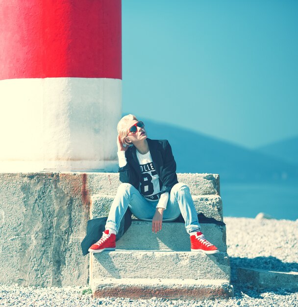 Modeportret van een stijlvol meisje aan zee