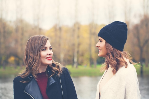 Foto modeportret van jonge vrouwen buitenshuis