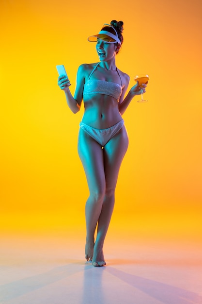 Modeportret van meisje in stijlvol neonlicht in zwemkleding