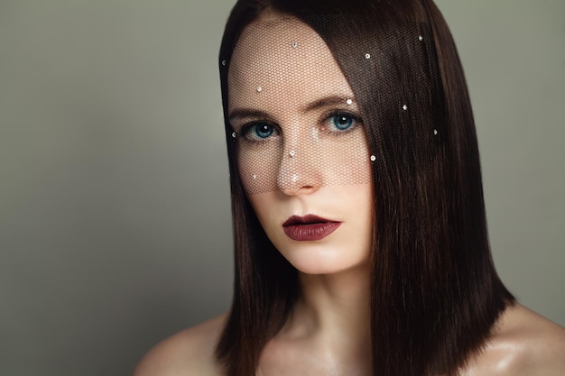 Modeportret van modelvrouw met donker haar