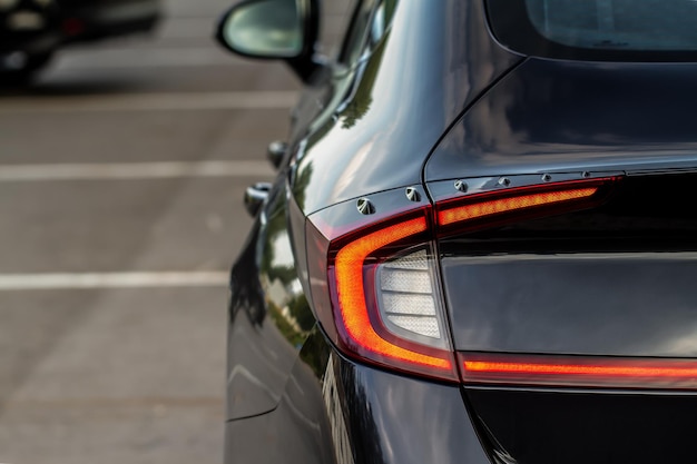 Modern achterlicht van een auto. Remlicht en pijl van grote suv. Achterlicht van auto close-up bekijken. Achterlicht.