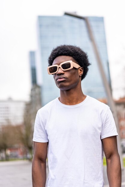 Photo modern african young man in sunglasses and casual clothes