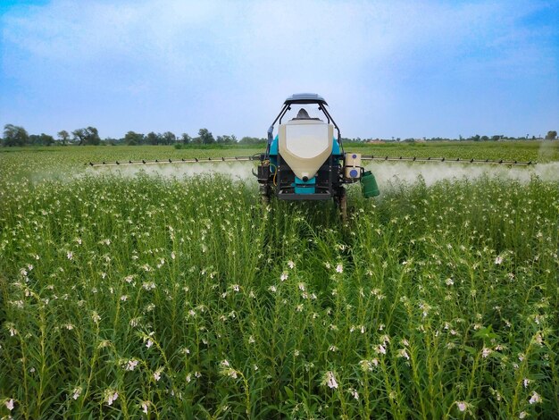 Foto spruzzatori agricoli moderni in azione