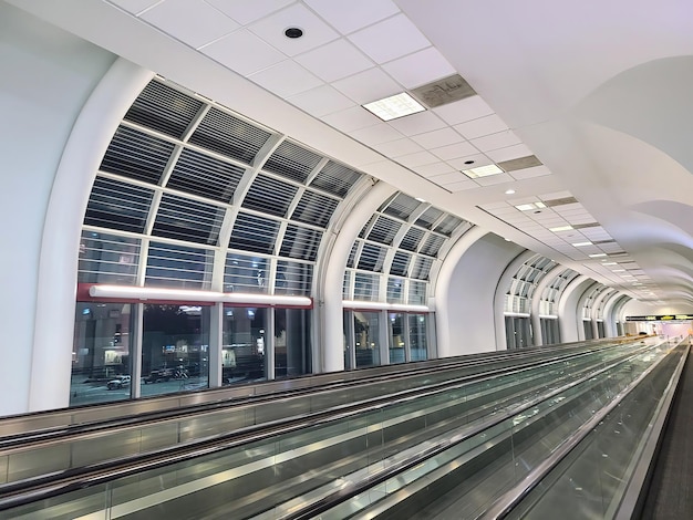 아치 된 창문 과  빈 이동 통로 를 가진 현대적 인 공항 터미널