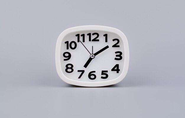 현대적인 알람 시계 틱팅 정지 시간 시간 개념 스튜디오에서 시간 사진