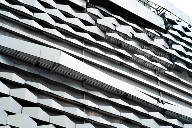 Современная архитектура из алюминиевого композитного материала серого цвета и всплывающая текстура в форме шестиугольника на внешнем фасаде здания