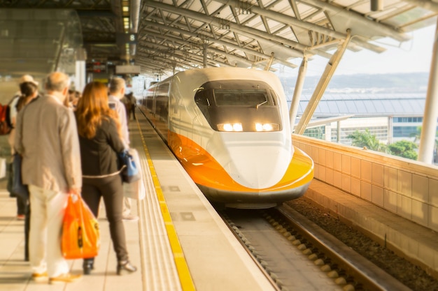 写真 台北の鉄道駅の近代的で高速な通勤電車。