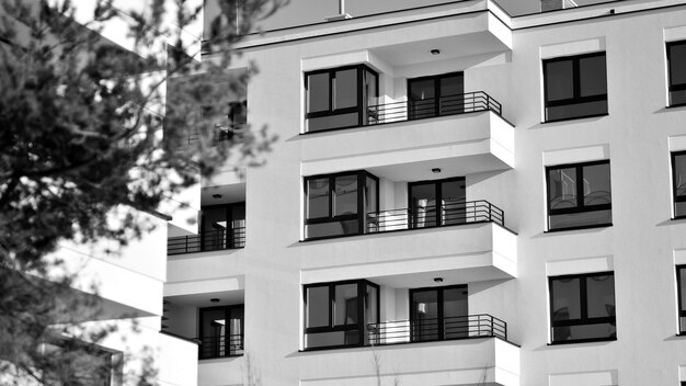 晴れた日に現代のアパートの建物現代住宅の正面は黒と白です
