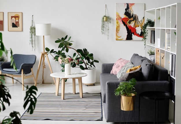녹색 식물이 있는 현대적인 아파트