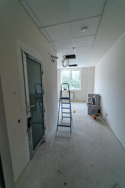 Modern appartement inpandige bouw. Lege gangrenovatie met witte muren.