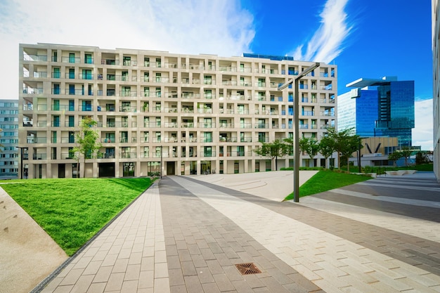 Modern appartement residentieel met flatgebouw buitenkant in Wenen in Oostenrijk. Nieuw luxe huis en wooncomplex. Stad onroerend goed en condo-architectuur. Gevel van condominium blok.