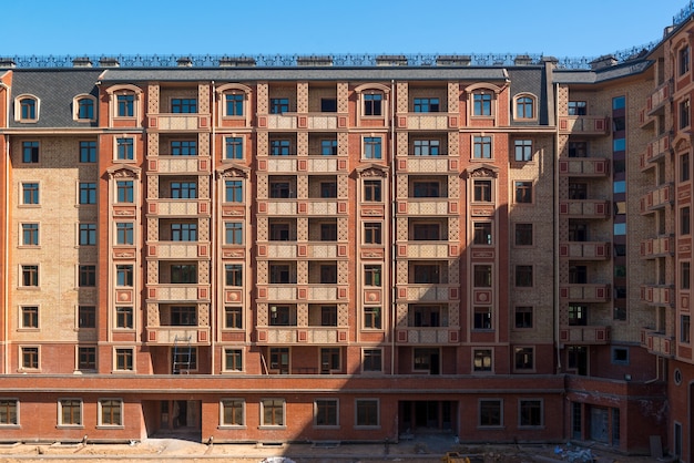 Modern appartementencomplex ontwerp. Gebouw in aanbouw