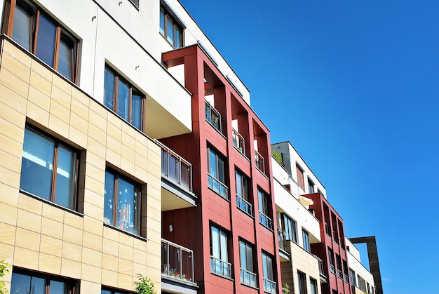 Modern appartementencomplex op een zonnige dag met een blauwe hemel fassade van een modern appartementencomplex