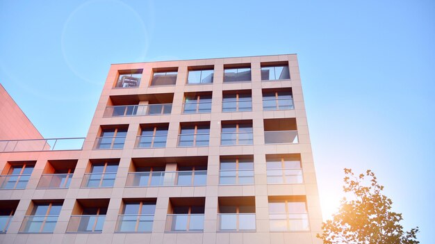 Modern appartementencomplex op zonnige dag Exterieur woonhuis gevel