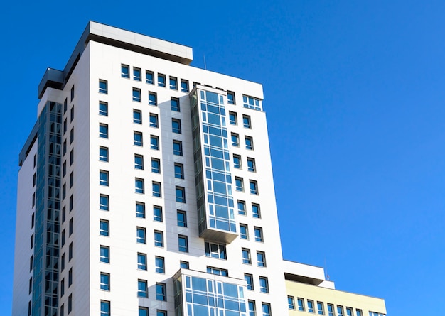 Modern appartementengebouw in de stad.