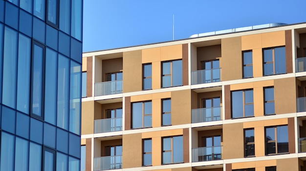 Modern appartementengebouw op een zonnige dag met een blauwe lucht Gevel van een modern appartementengebouw