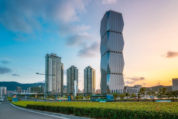 夕日の街の近代建築風景