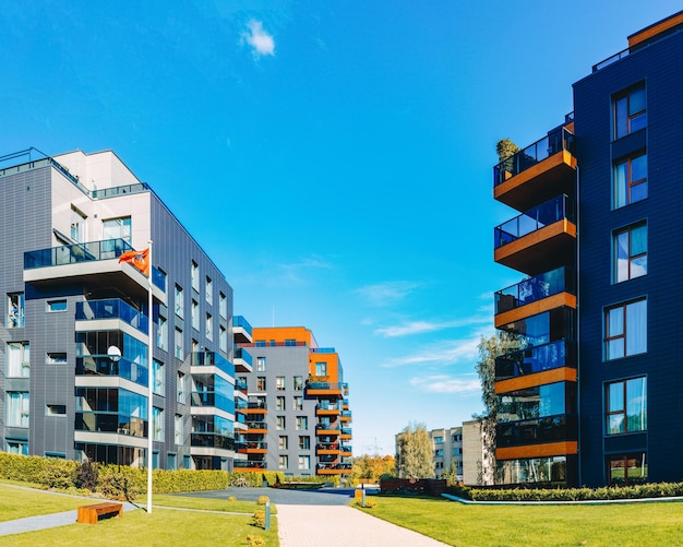 Quartiere e bandiera dell'edificio residenziale architettonico moderno. e strutture esterne.