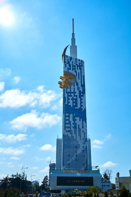 Photo modern architecture of batumi. skyscraper with a ferris wheel