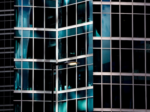 Современная архитектура со стенами из синего стекла