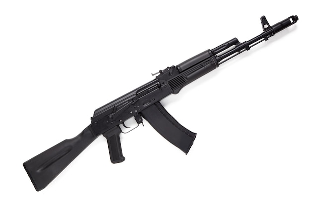 흰색 배경에 고립 된 현대 폭행 Kalashnikov 소총