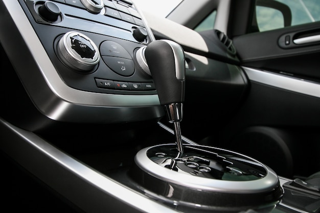 Modern auto-interieur, versnellingspook close-up foto