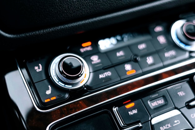 Modern autoklimaatcontrolepaneel voor bestuurder en passagier met ondiepe scherptediepte. Auto-interieur.