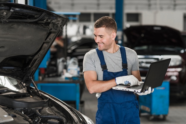 Foto composizione di meccanica dell'automobile moderna