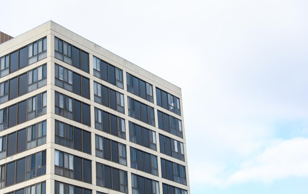 modern bakstenen gebouw dat stabiliteit en groei in de commerciële vastgoedmarkt vertegenwoordigt