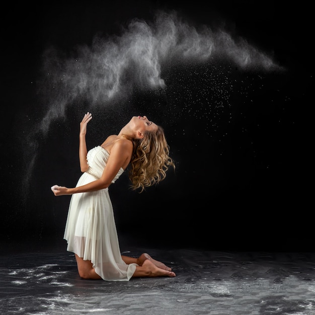 Photo modern ballet dancer performs a flourthrowing dance